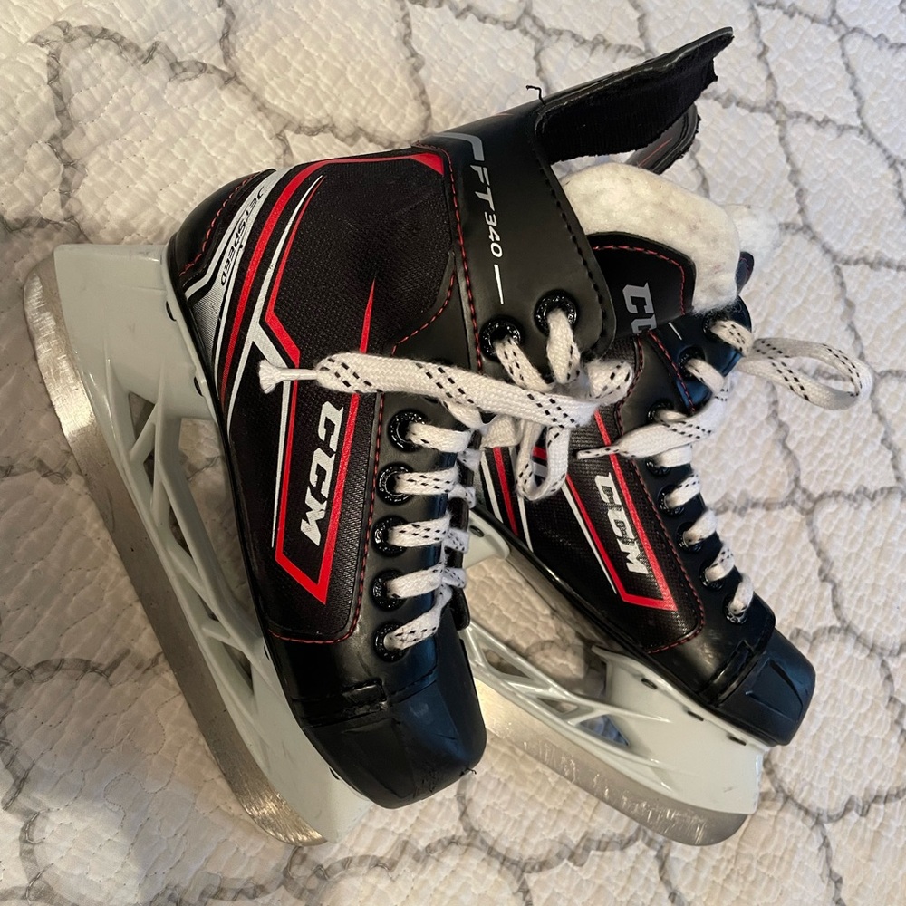 ❗️SOLD❗️CCM SKATES w/ROLLER GUARDS!